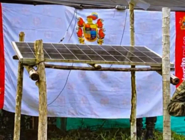 La antena satelital era alimentada a través de un gran panel solar.