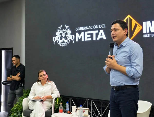 Espacio de Diálogo para el Desarrollo de la Infraestructura con la gobernadora del Meta, Rafaela Cortés y el director de Invías, Juan Camilo Ostos Romero.