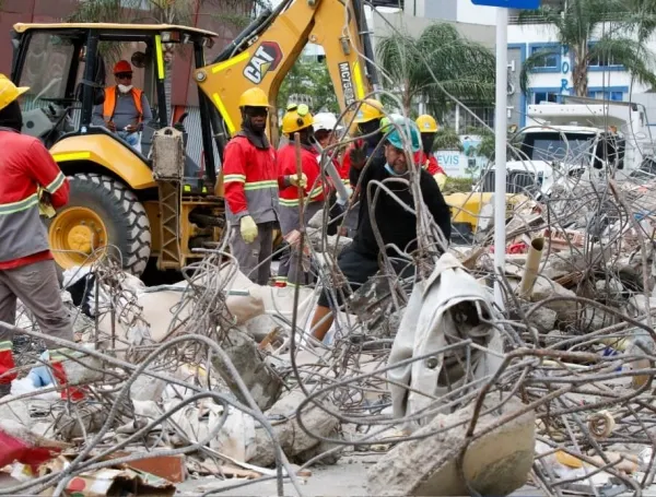 Remoción de escombros en Cali tras el terremoto.