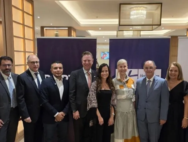 La gobernadora del Valle, Dilian Francisca Toro, con directivas de Invest Pacific, la cadena hotelera y dirigentes gremiales de la región.