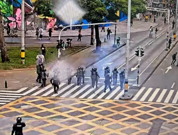 Hubo enfrentamientos entre la Policía y los manifestantes afuera de la UdeA.