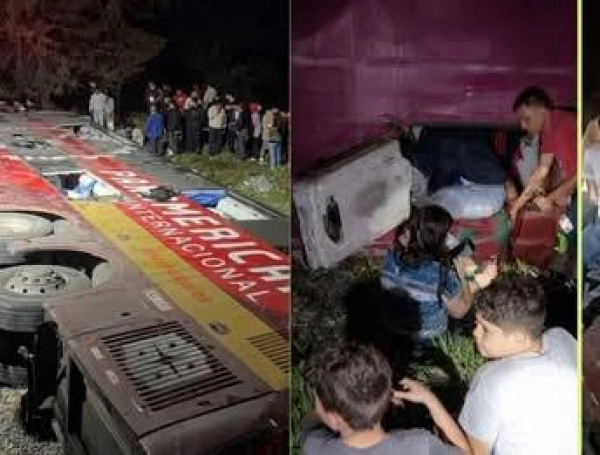 El bus quedó volcado tras el ataque armado.