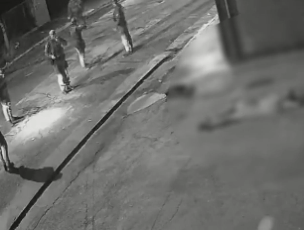 Las cámaras de seguridad captaron el momento en que el joven fue abatido.