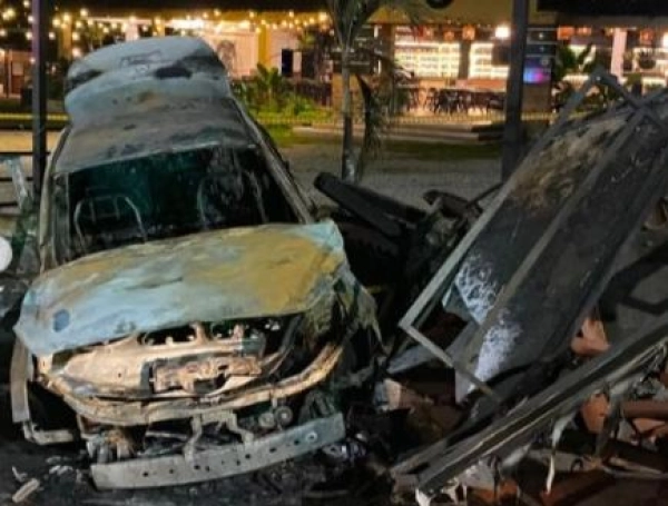 Así quedaron los vehículos tras el ataque sicarial y la incineración de uno de ellos.