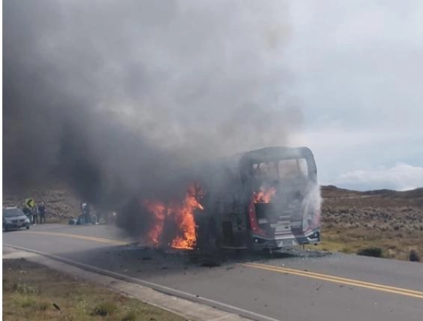 Incineran bus intermunicipal en la vía entre Málaga y Cerrito.