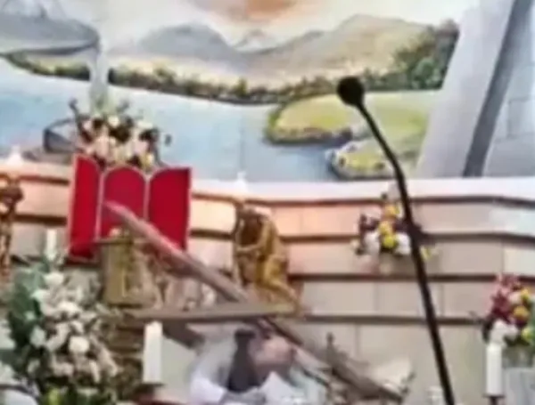 Padre fallece en plena misa en Ecuador.