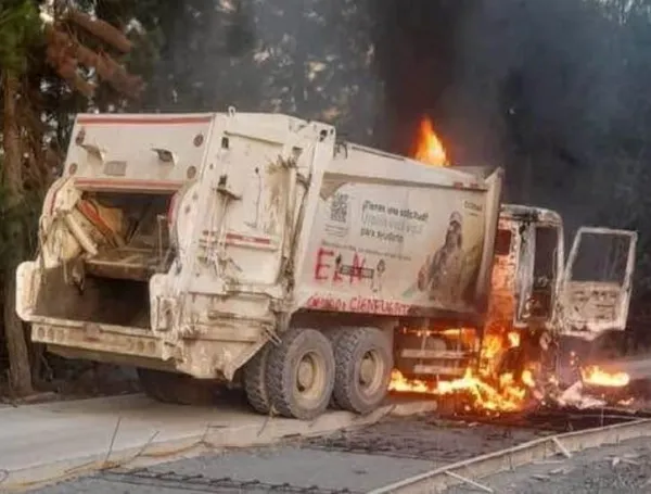 Hombres armados incineran carro de empresa de aseo en Cauca.