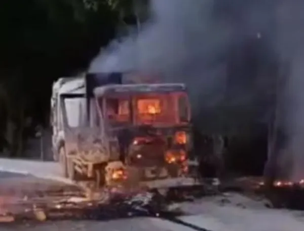 Hombres armados incineran carro de empresa de aseo en Cauca.