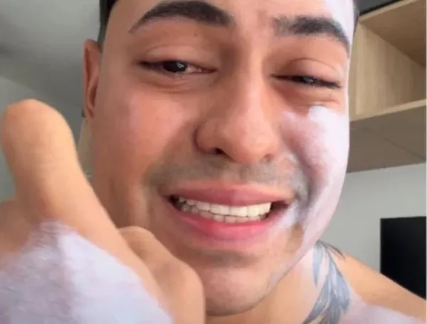 El ciudadano en el video, haciendo la denuncia.