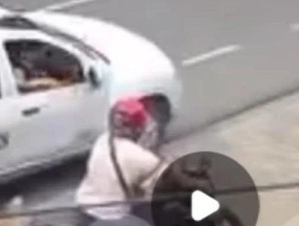 Momentos del robo mediante la modalidad de raponazo y la acción de la mujer que derribó al motociclista.