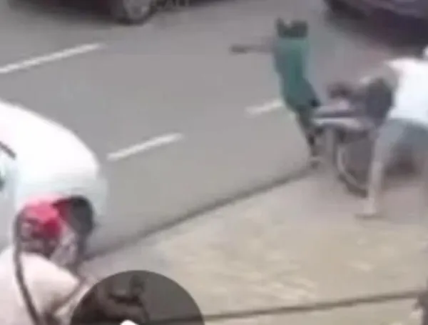 Momentos del robo mediante la modalidad de raponazo y la acción de la mujer que derribó al motociclista.