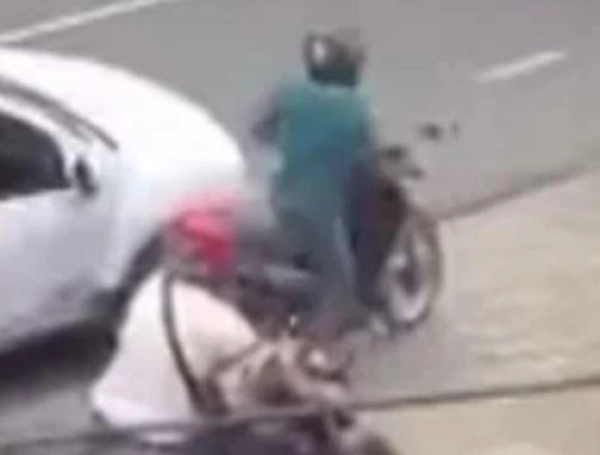 Momentos del robo mediante la modalidad de raponazo y la acción de la mujer que derribó al motociclista.