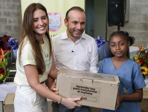 La comunidad educativa de Nuevo Latir con el alcalde Alejandro Eder y la gestora social de Cali, Taliana Vargas.