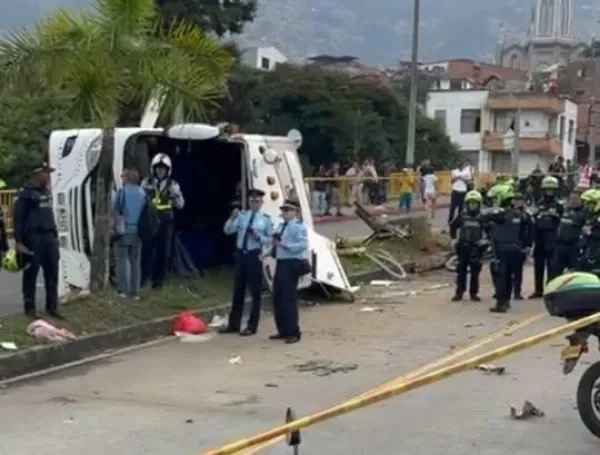 Aparatoso accidente de un bus en Medellín.