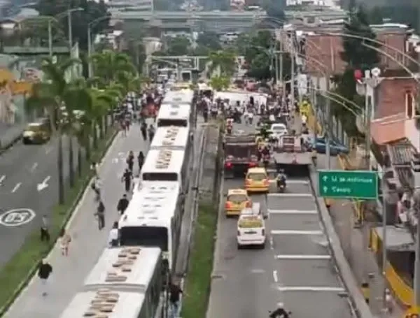 Aparatoso accidente de un bus en Medellín.