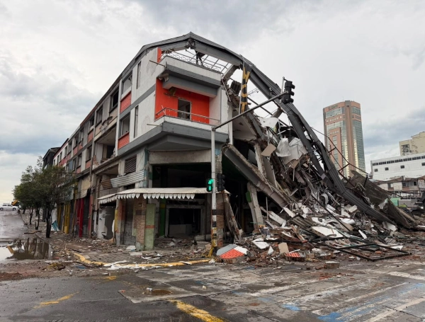 Colapsó edificio en Pereira este sábado.