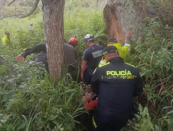 El Cuerpo de Bomberos de Barichara y la Policía trabajaron en el rescate del anciano.