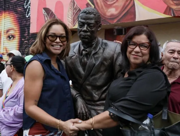 Alegría en el barrio Obrero. El alcalde de Cali, descubriendo las esculturas.