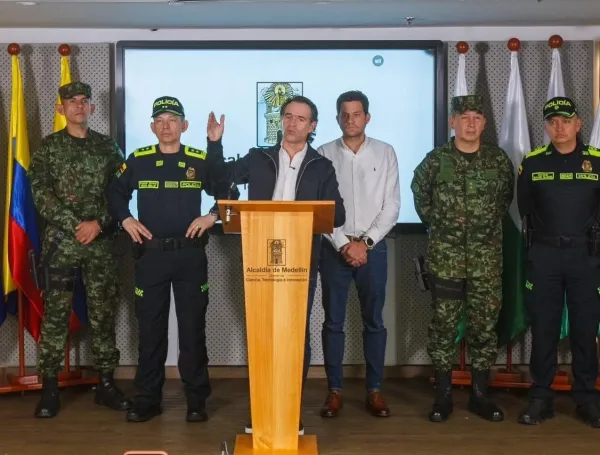 El alcalde de Medellín en rueda de prensa con la cúpula de la región tras el megaoperativo.