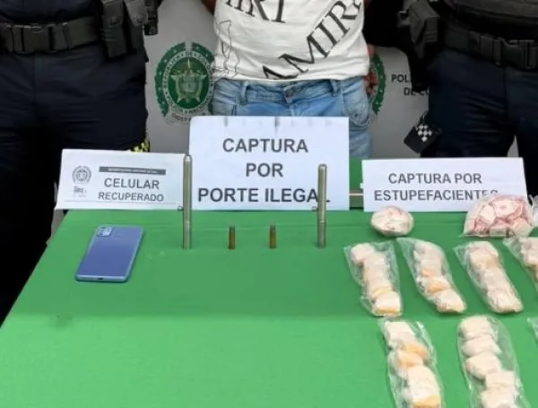 El capturado con los dispositivos como bolígrafos adaptados para disparar.