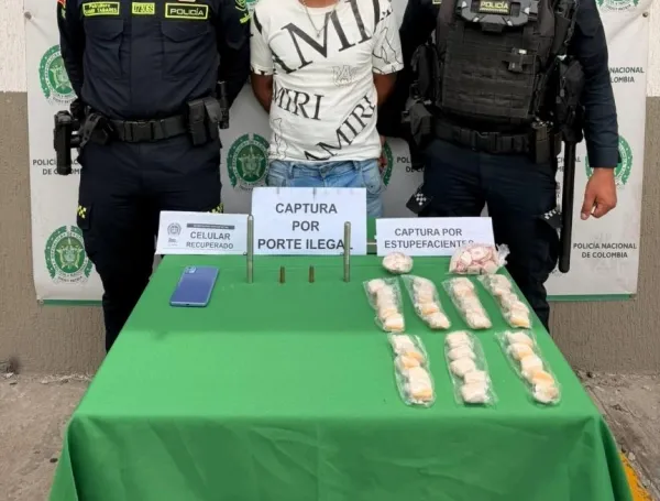 El capturado con los dispositivos como bolígrafos adaptados para disparar.