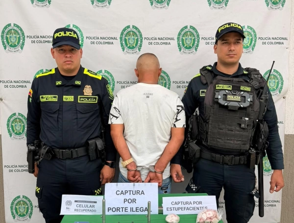 El capturado con los dispositivos como bolígrafos adaptados para disparar.