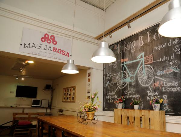 En una pared se leen frases como ‘No gastas dinero en gasolina’, ‘evitas el tráfico’ y ‘ejercitas tu corazón’.