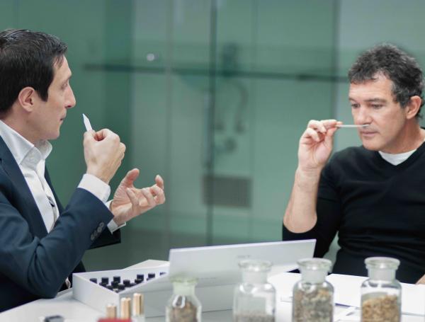 El perfumista Gregorio Sola y el actor Antonio Banderas