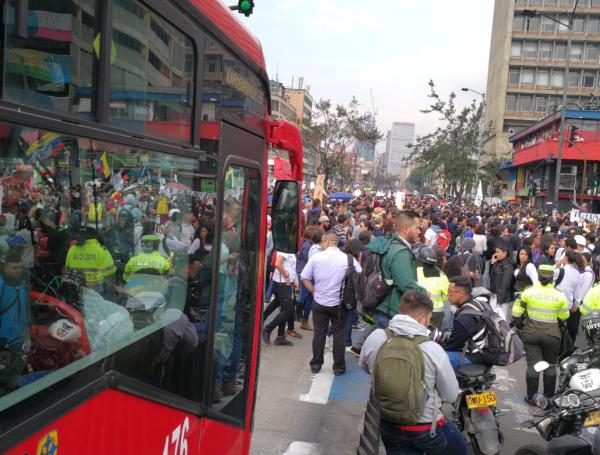 Marcha de estudiantes bloquea la movilidad en Bogotá
