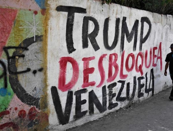 Una pared en una calle de Caracas en la que se le pide a Donald Trump que desbloquee a Venezuela.