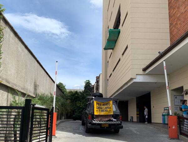 Investigan si parqueadero de accidente de carro que cayó de cuarto piso ...