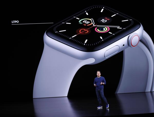 El Vicepresidente de Producto y Marketing de Apple, Stan Ng, presenta el Apple Watch en el teatro Steve Jobs en Cupertino, California, Estados Unidos
