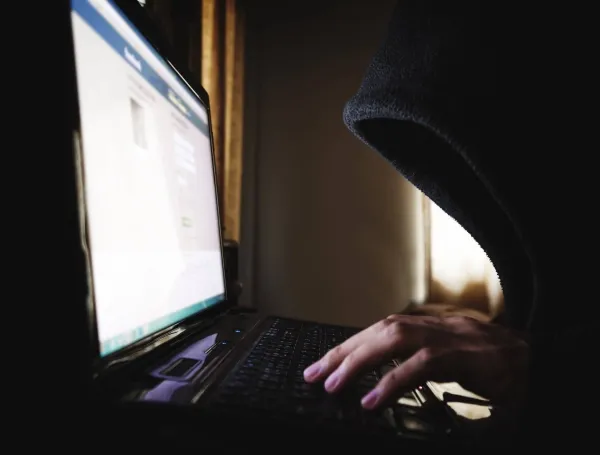 Usando términos y símbolos aparentemente inocentes, los delincuentes publican y envían material de abuso sexual infantil en internet.