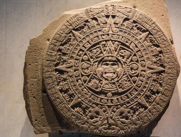 El solsticio del 21 de diciembre de 2012 sería el último para la humanidad: según varios expertos en conspiraciones –expertos tanto en crearlas como en desmentirlas-, el fin del baktún, antiguo calendario maya, sería a la vez el fin del mundo. Sin embargo, el 22 de diciembre de ese año las personas temerosas respiraron con alivio. El mundo no se acabó. El último día del calendario maya, según el portal ‘Viviendo el tiempo Maya’, anuncia el comienzo de una nueva era que no necesariamente requiere de barridos catastróficos. Fue tanto el revuelo por esta historia y los posibles inicios del cataclismo que hasta una película, titulada ‘2012’, narró las ficciones geológicas que se habían vaticinado infructuosamente.