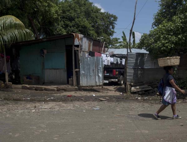 El país padece también de un déficit habitacional. La crisis es tal que la estadística oficial más reciente data de 2014, cuando las autoridades establecieron el déficit de viviendas en 957.000, en un país con 6,4 millones de habitantes.