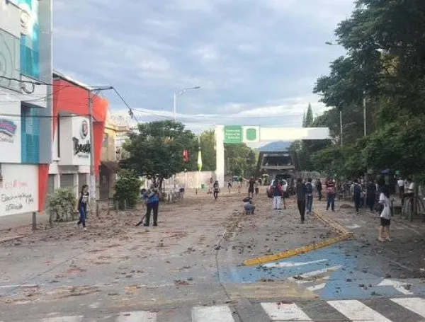 Así quedó la Universidad tras los disturbios.