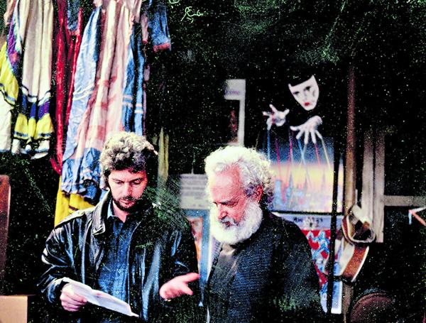 Junto a su padre, Fausto Cabrera, en el rodaje de ‘La estrategia del caracol’.