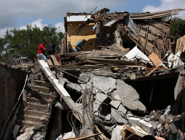 Los terroristas ubicaron un camión plataforma con cuatro cilindros bombas frente a la estación de Policía. Solo dos explotaron, uno destruyó la estación de Policía y el otro cayó sobre unas viviendas cercanas, destruyendo cuatro de ellas y afectando cerca de 20 más.