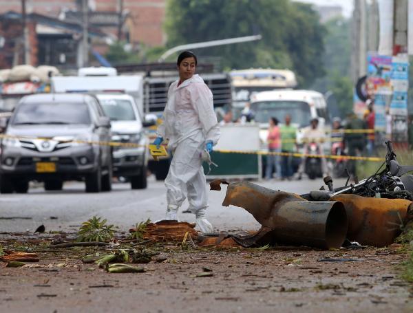 Los terroristas ubicaron un camión plataforma con cuatro cilindros bombas frente a la estación de Policía. Solo dos explotaron, uno destruyó la estación de Policía y el otro cayó sobre unas viviendas cercanas, destruyendo cuatro de ellas y afectando cerca de 20 más.