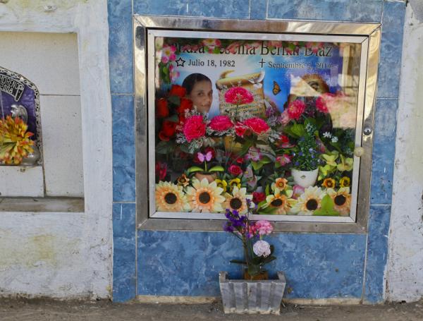La tumba donde están los restos de Sandra Bernal en el cementerio de Socorro.