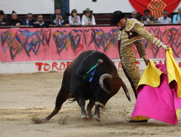 El torero peruano Roca Rey lidia su primer toro llamado