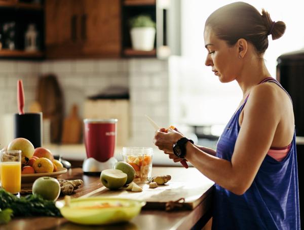 Un consejo que sirve para la población general pero en especial para personas con diabetes, hipertensión u obesidad, quienes deben extremar la precaución con su alimentación y no dejar de hacer ejercicio en casa