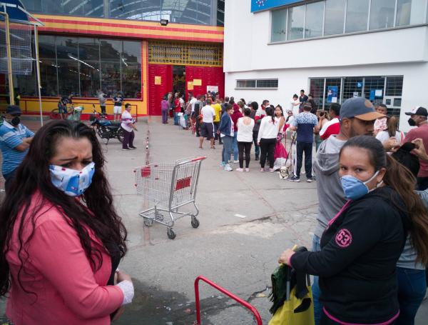 La restricción para salir tiene algunas excepciones: ir a comprar alimentos. Así se veían algunos comercios este sábado.