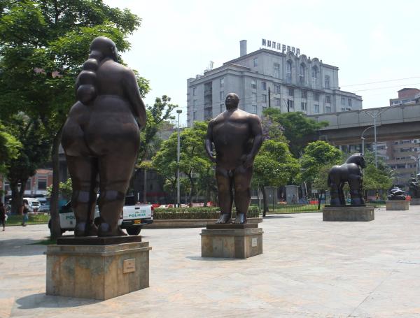 El centro de Medellín permanece vacío, con patrullaje de la policía.