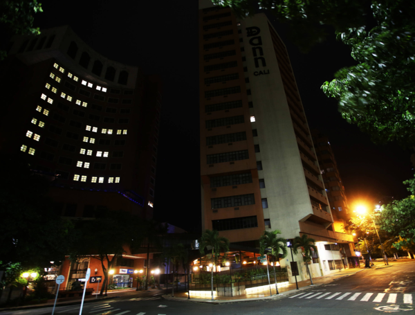 El Hotel Dann, en Cali, envía un mensaje de fe al personal médico, transportadores y fuerzas militares, que permanecen en las calles en medio de la cuarentena.
