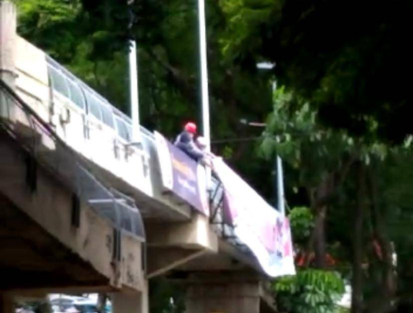 Bloqueo en la calle Quinta, a la altura del Hospital Universitario del Valle. Estudiantes piden que gratuidad en matrículas se extienda a estratos 3 y 4