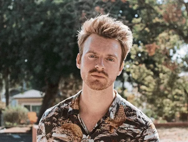 Además de coescribir y producir la música de Billie Eilish, Finneas ha trabajado con Camila Cabello, Selena Gómez, Tove Lo y Julia Michaels. En su proyecto solista está estrenando canción.