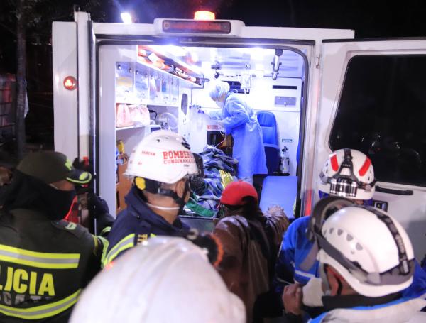 Ante el inminente rescate, personal de la salud llegó a recibir a los mineros. El presidente Duque también recibió a las personas que "volvían a nacer".
