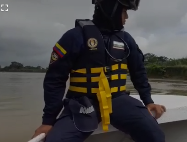 Bomberos de tres municipios del Bajo Cauca adelataron la búsqueda del joven en el río.