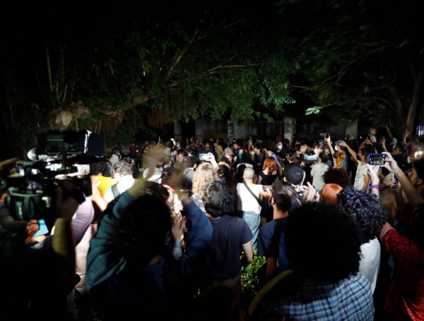 Unos 200 jóvenes artistas e intelectuales cubanos participaron en la protesta pacífica en apoyo a los huelguistas desalojados, frente al Ministerio de Cultura, el sábado pasado, en La Habana, Cuba frente al Ministerio de Cultura,